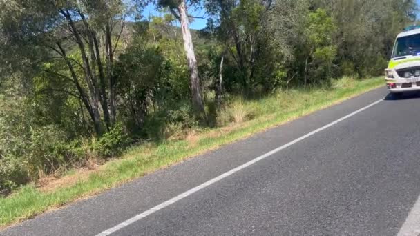 オーストラリアのクイーンズランド州での道路事故を支援するセントジョン救急車ラッシュ — ストック動画
