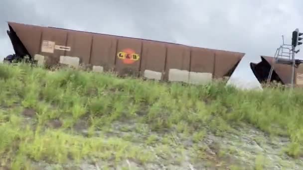 Длинный Австралийский Грузовой Поезд Пересек Окраину Австралийского Штата Квинсленд — стоковое видео