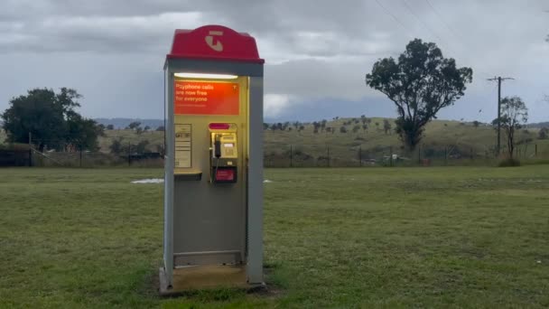Телекоммуникационная Будка Удаленном Месте Австралии Телеком Является Крупнейшей Телекоммуникационной Компанией — стоковое видео