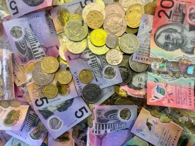Çeşitli Avustralya para birimlerinde banknotlar ve madeni paralar.