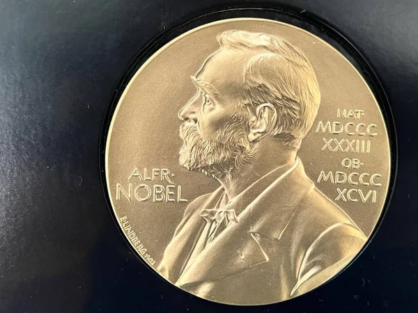 Canberra 2023年3月15日 ノーベル賞受賞記念メダル物理学 経済学 平和の分野で人類に最大の利益をもたらした貢献に対して贈られます — ストック写真