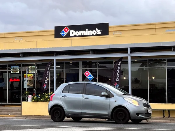 Innisfail Qld Μαϊου 2023 Αυτοκίνητο Εστιατορίου Domino Pizza Καθ Οδόν — Φωτογραφία Αρχείου