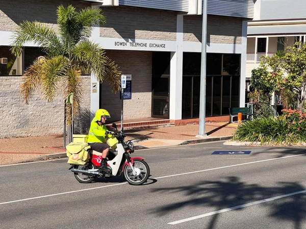 Qld Nay 2023 澳大利亚邮递员骑摩托车到市区街道上投递邮件 全国有7 950条邮政路线 由10 000名邮递员提供服务 — 图库照片