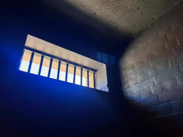 Naturalne Światło Wentylacja Wchodzące Przez Okno Celi Więziennej Tła Patrząc — Zdjęcie stockowe