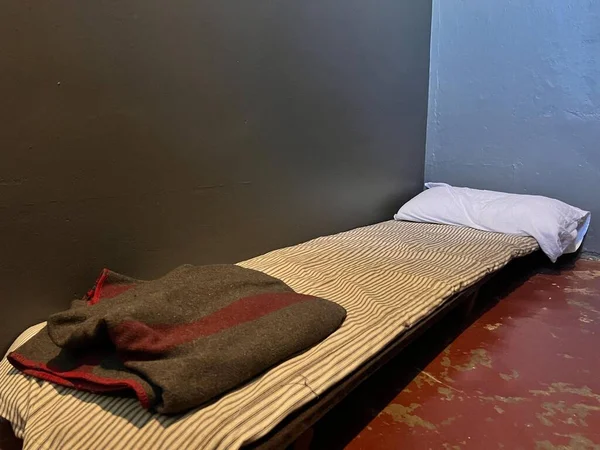 Άδειο Κρεβάτι Στο Κελί Της Φυλακής Όχι Άνθρωποι Αντιγραφή Χώρου — Φωτογραφία Αρχείου