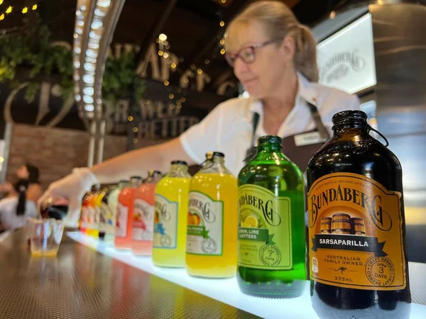 Bundaberg Qld Apr 女性バーテンダーがカップに注ぐバンダバーグ試飲体験中に醸造された飲み物 バンダバーグ ブルーイングは 世界中でノンアルコール飲料を輸出しているオーストラリアの企業です — ストック写真