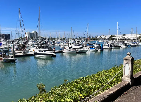 Townsville Qld 2023年5月10日 クイーンズランド州タウンズビルのマリーナにあるセーボート ムーアオーストラリアは クイーンズランド州北部で最大の開拓地であり オーストラリアの港湾都市を輸入した — ストック写真