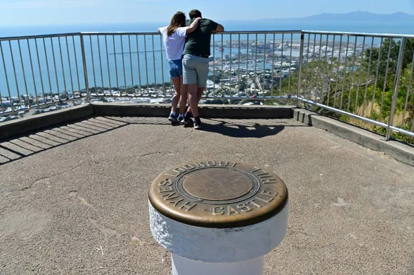 Townsville Qld May 2023 Tourists Couple Look Aerial View Townsville — Stock Photo, Image