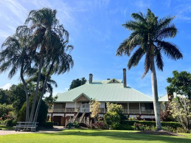 BUDNDENBURG, QLD - 24 Nisan 2023: Büyük çiftlik evi artık bir Şeker Tarihi Müzesi. Bundaberg bölgesinin şeker ve öncü şeker ailelerinin hikayesini araştır..