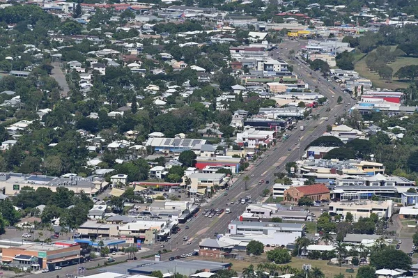 Townsville Qld May 2023 澳大利亚北部最大城市昆士兰州汤斯维尔的空中景观景观 由于靠近亚洲贸易国家而进口港口 — 图库照片