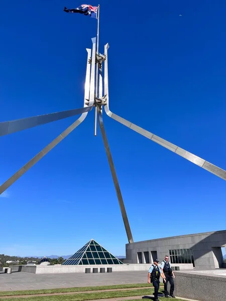 Canberra Act Mar 2023 澳大利亚联邦警察守卫堪培拉首都山议会大厦 自2015年起 澳大利亚联邦警察配备冲锋枪 — 图库照片