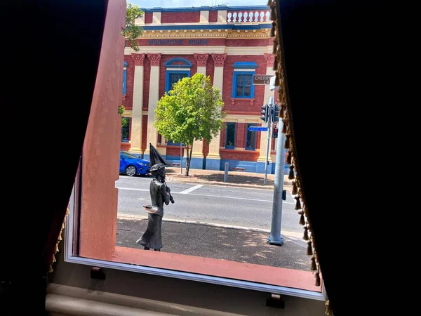泼平斯雕像位于昆士兰州玛丽堡的故事银行博物馆外 是玛丽 泼平斯的诞生地 也是玛丽 泼平斯节和玛丽 泼平斯节的创始人 — 图库照片