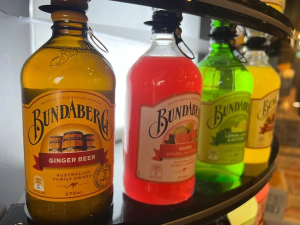 Bundaberg Qld Apr 2023 Bundaberg Breed Drinks Display オーストラリアの家族経営のビジネスは ジンジャービールで最も知られている世界中のノンアルコール飲料を輸出しています — ストック写真
