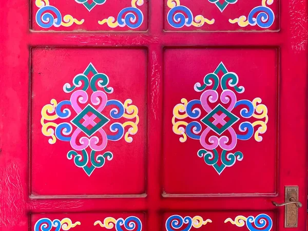 Decorado Tradicional Chinês Casa Porta Vermelha Com Design Flores Asiáticas — Fotografia de Stock