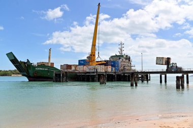 SEISIA, QLD - 16 Haziran 2023: Sea Swift gemisi Seisia rıhtımında kargo yüklüyor. Sea Swift, Queensland 'da Torres Boğazı ve Cape York Yarımadası üzerinden planlanan nakliye ve kargo hizmetlerini teslim ediyor..