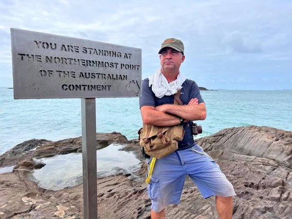 Ausztrál Férfi Áll Legészakibb Pontja Ausztrál Kontinens Tetején Található Cape — Stock Fotó