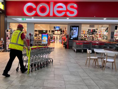 CAIRNS, QLD - 29 Mayıs 2023: Alışveriş Arabası Bakkal Arabası Hırdavatçısı. Perakende satışta alışveriş arabaları toplamak, ağır iş, ağrı ve yaralarla uğraşan yarı zamanlı çalışanlardan oluşuyor.