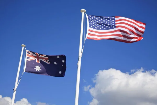 美利坚合众国的国旗在澳大利亚的国旗旁边 在晴朗的蓝天下飘扬 美国对外关系政策概念 没有人 复制空间 — 图库照片