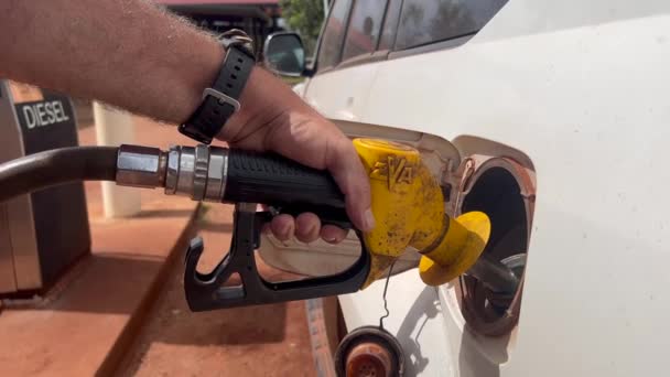 オーストラリアの男性はガソリンスタンドで石油ディーゼルで車を満たしています 2022年時点でオーストラリアで一般的に使用されている燃料に対する過剰な税 ディーゼル燃料で1リットルあたり 442 — ストック動画
