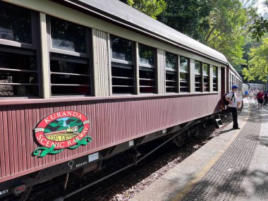 CRAINS, QLD - 22 Mayıs 2023: Avustralya 'nın Queensland kentindeki Cairns-to-Kuranda demiryolu hattı boyunca çalışan bir turist demiryolu şirketi olan Kuranda Scenic Railway' e bindi.