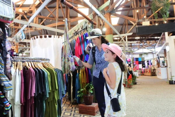 Qld 2023 오스트레일리아의 어머니와 퀸즐랜드 북단의 지방에 시장에서 쇼핑을 시장을 — 스톡 사진