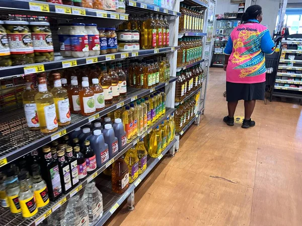 Seisia Qld Juni 2023 Torres Strait Islander Kvinna Shopping Snabbköp — Stockfoto