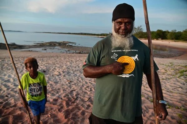 Seisia Qld June 2023 Torres Strait Islanders Grandfather Grandchild Land — Stock Photo, Image