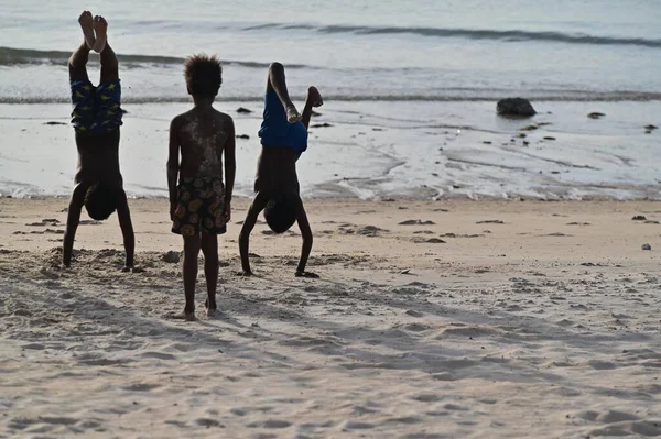 Seisia Qld 2023年6月16日 トーレス海峡の島々が海岸で遊んでいる彼らは オーストラリアのクイーンズランド州の一部であるトーレス海峡諸島の先住民メラネシア人です ストック写真