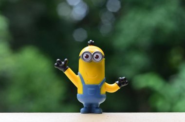 CAIRNS, QLD - 24 Mayıs 2023: Kevin minion kurgusal sarı yaratık bebeği. Minions, 2015 yapımı Amerikan bilgisayar animasyon komedi filmidir. Dünya genelinde 1,159 milyar dolar kazanarak gişede finansal bir başarı elde etti.