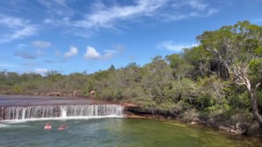 CAPE YORK, QLD - 14 Haziran 2023: Avustralya 'nın Cape York Queensland kentindeki Jardine Nehri Ulusal Parkı' ndaki Fruit Bat Falls 'ta yüzen Avustralyalı turistler.