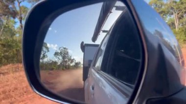 Queensland, Avustralya 'daki Cape York Yarımadası' nın Peninsula Geliştirme Yolu 'nda bir off-road karavanını çeken arabanın ayna yansıması. İnsan yok. Boşluğu kopyala