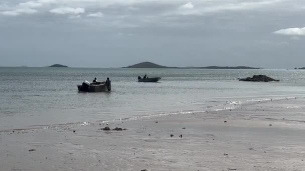 Silhueta Torres Strait Islanders Pescadores Estão Preparando Para Pescar Barcos — Vídeo de Stock