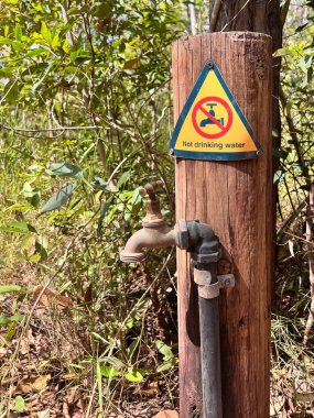 CANS - 14 Mayıs 2023: açık su musluğunda içme suyu işareti yok. 2 milyar insan güvenli içme suyundan yoksun. Su hastalık taşıyıcıları taşıyabilir. Savaştan çok, tehlikeli sudan ölen insan sayısı var..