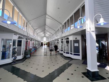 PORT DOUGLAS - Haziran 07 2023: Kristalbrook marina alışveriş merkezinin içinde, Avustralya 'nın kuzeyindeki Queensland tropikal bölgede bulunan Port Douglas' tan Büyük Set Resifi 'ne açılan kapı..