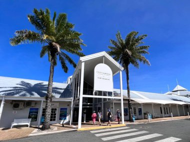 PORT DOUGLAS - Haziran 07 2023: Büyük Set Resifi 'nin ana girişi Port Douglas' tan Avustralya 'nın kuzeyindeki tropikal Queensland' a açılan kapıdır..