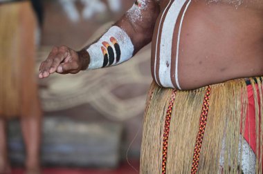 CAPE YORK, QLD - 23 Mayıs 2023: Avustralyalı Aborjinler dans töreni dansı. Çoğu tören dans, şarkı, ritüeller ve genellikle vücut dekorasyonları ile kostümleri birleştirir..