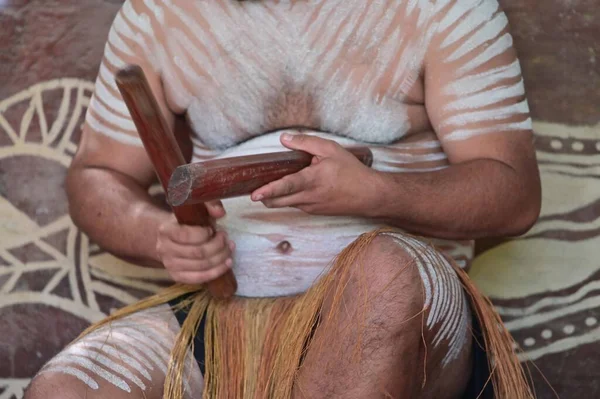 Cape York Qld 2023 オーストラリアのアボリジニの男は木の棒で儀式音楽を演奏します ほとんどの儀式は ダンス 儀式としばしば精巧なボディ装飾と衣装を組み合わせています — ストック写真