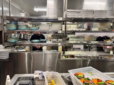 CAIRNS, AUS - Haziran 07 2023: Ticari mutfakta çalışan mutfak işçileri. 14.7 milyon insan restoran sektöründe çalışıyor.