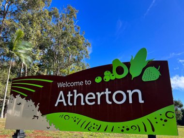 Atherton, QLD - 23 Haziran 2023 Atherton trafik işaretine hoş geldiniz. Atherton, Avustralya 'nın Queensland eyaletinde yer alan bir şehirdir..