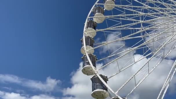 Lege Reuzenrad Draait Tegen Blauwe Lucht Met Witte Wolken Achtergrond — Stockvideo