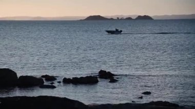 Torres Boğazı Queensland, Avustralya 'da gün batımında balıkçı teknesinde tanınmayan bir balıkçının silueti.. 