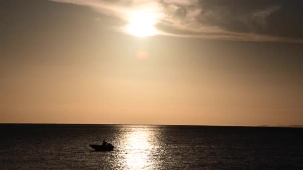 Silueta Pescador Irreconocible Barco Pesquero Pescando Atardecer Torres Strait Island — Vídeo de stock