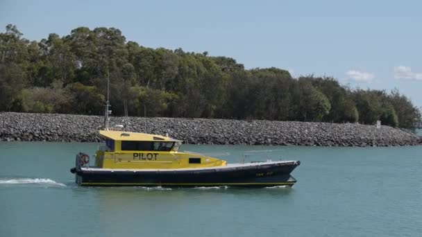 Gladstone Qld Aug 2023 Lotsbåt Gladstones Hamn Queenslands Största Multiråvaruhamn — Stockvideo