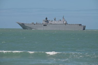 TOWNSVILLE, QLD - AUG 07 2023: HMAS Adelaide, Avustralya Kraliyet Donanması 'na bağlı Canberra sınıfı iki helikopter rıhtımının ikincisidir..