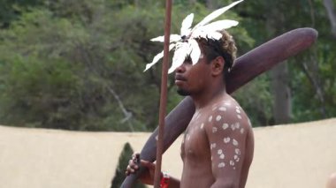 LAURA, QLD - 08 Temmuz 2023: Laura Quinkan Dans Festivali Cape York Queensland, Avustralya 'da Aborjin insanlar tören dansı. Törenler dans, şarkı, ritüeller, vücut dekorasyonları ve kostümleri birleştirir. 