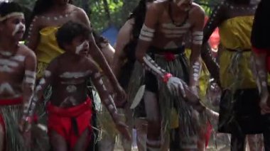 LAURA, QLD - 08 Temmuz 2023: Laura Quinkan Dans Festivali Cape York Queensland, Avustralya 'da Aborjin insanlar tören dansı. Törenler dans, şarkı, ritüeller, vücut dekorasyonları ve kostümleri birleştirir. 