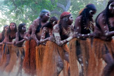 LAURA, QLD - 08 Temmuz 2023: Aborjin Avustralyalılar Laura Quinkan Dans Festivali Cape York Queensland, Avustralya 'da dans ediyorlar. Törenler dans, şarkı, ritüeller, vücut dekorasyonları ve kostümleri birleştirir