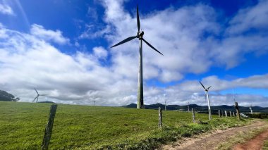 CAIRNS, - 19 Temmuz 2023: Windy Hill Wind Farm, Atherton Tableland, Queensland, Avustralya 'da Ravenshoe yakınlarında bir rüzgar santrali. İlk ülkelerde insanlar çoğunlukla rüzgar tarlasının genişletilmesine karşıdır..