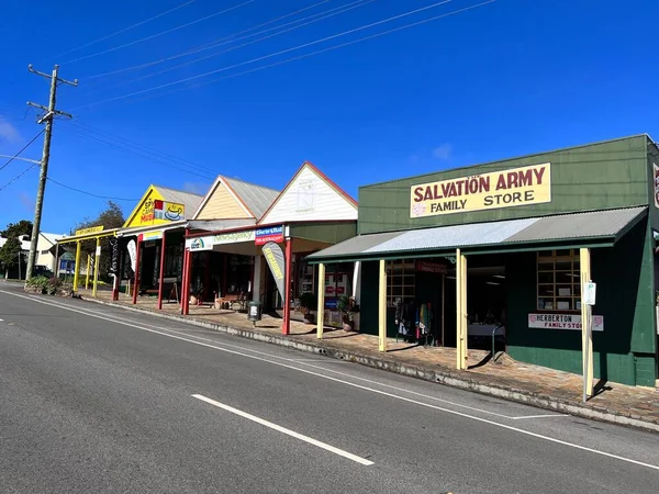 HERBERTON, QLD - 06 Temmuz 2023 Herberton ana caddesindeki eski dükkanlar. Herberton, Avustralya 'nın Queensland şehrinin Tableland Bölgesi' nde bulunan ilk Avrupa altın keşfiydi.