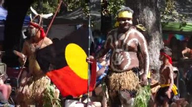 LAURA, QLD - 08 Temmuz 2023: Avustralya yerlileri Avustralya 'nın yerli nüfusunun% 4' ünü oluşturan Avustralya Queensland Avustralya 'daki festivalde Avustralya Aborjin bayrağını taşıdılar.